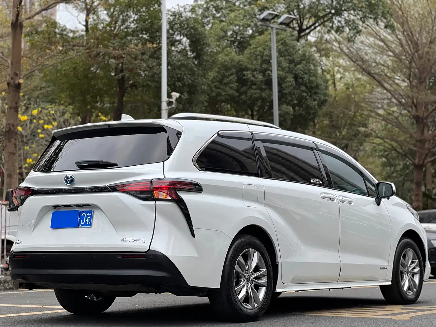 Toyota Sienna 2023 2.5L Hybrid Comfort Edition фото 12