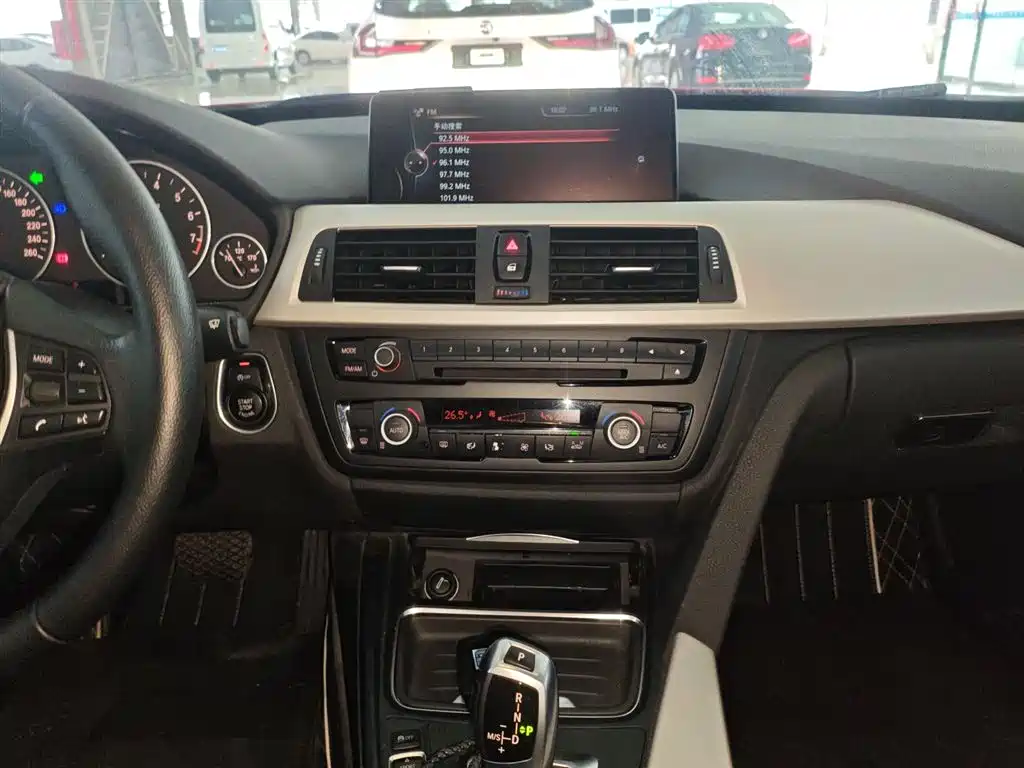 BMW 3 Series GT 2014 320i Leading Edition фото 13