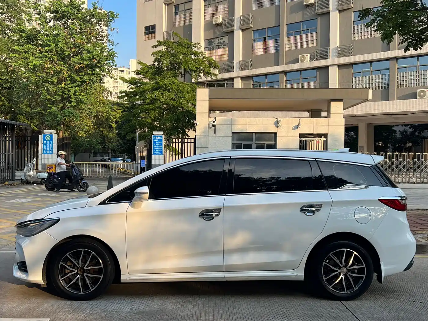 BYD Song MAX 2017 1.5T Auto Smart Elite 7-Seater фото 4