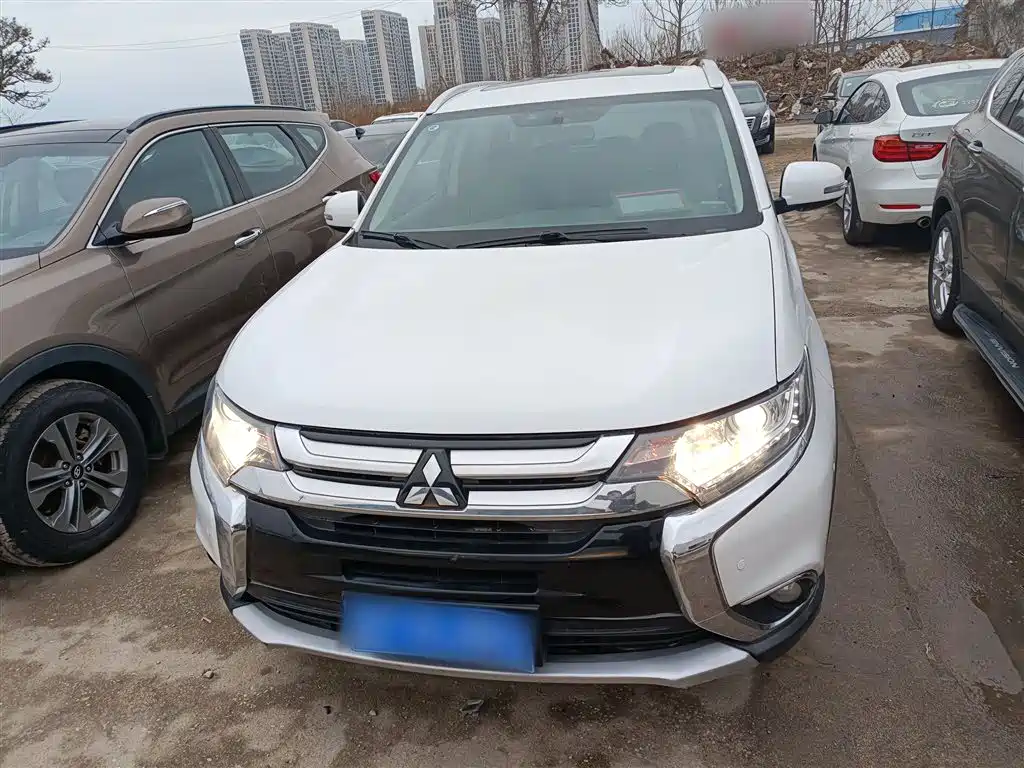 MITSUBISHI OUTLANDER