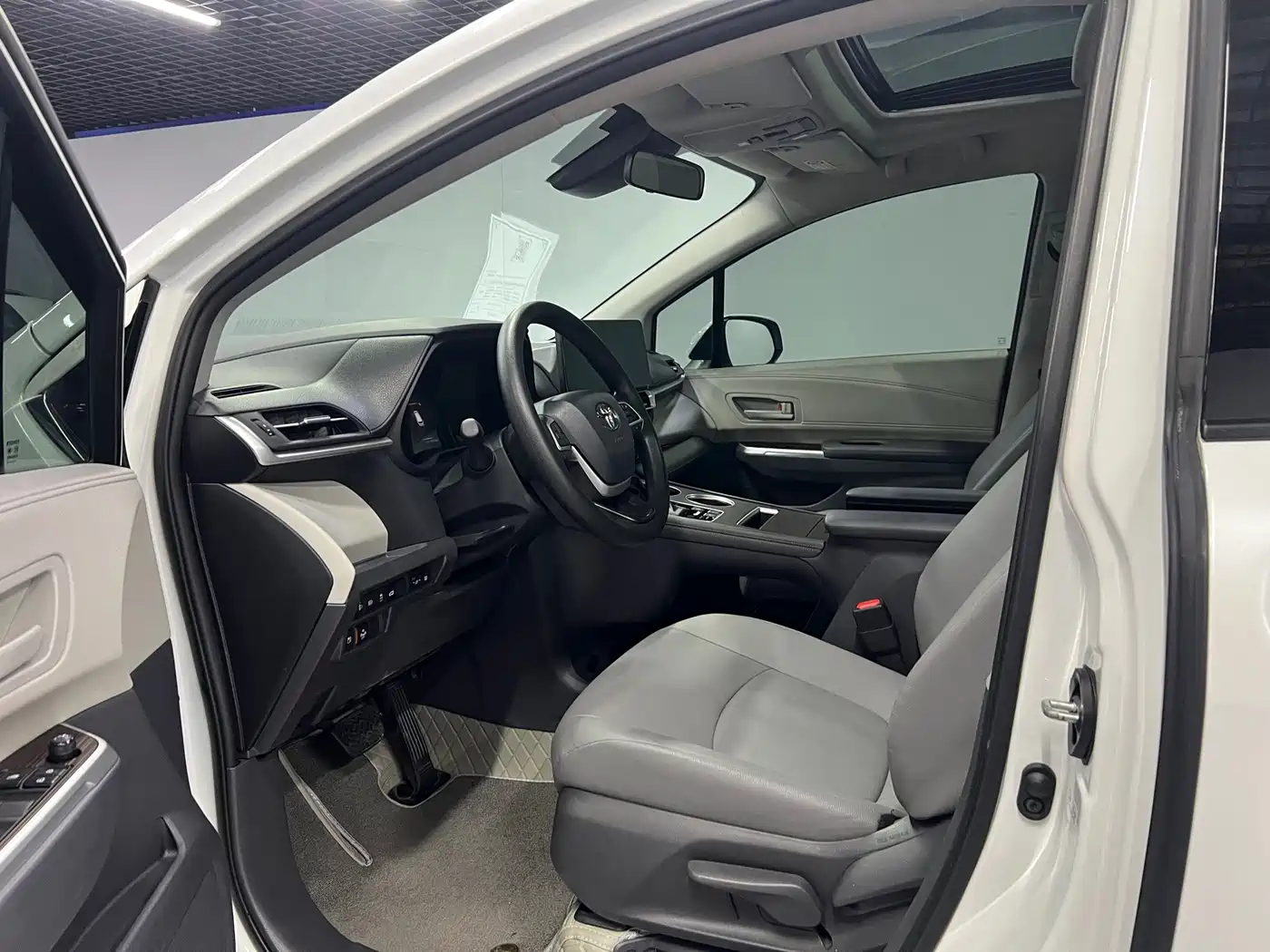 Toyota Granvia 2024 2023 2.5L Hybrid Luxury Edition