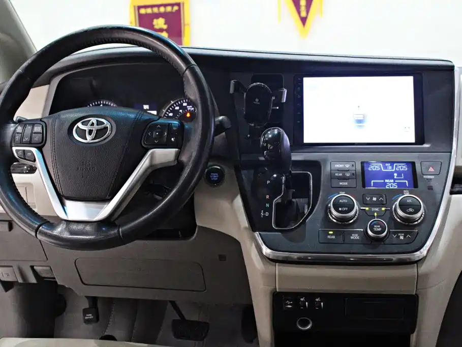 Photo 9 - Toyota Sienna