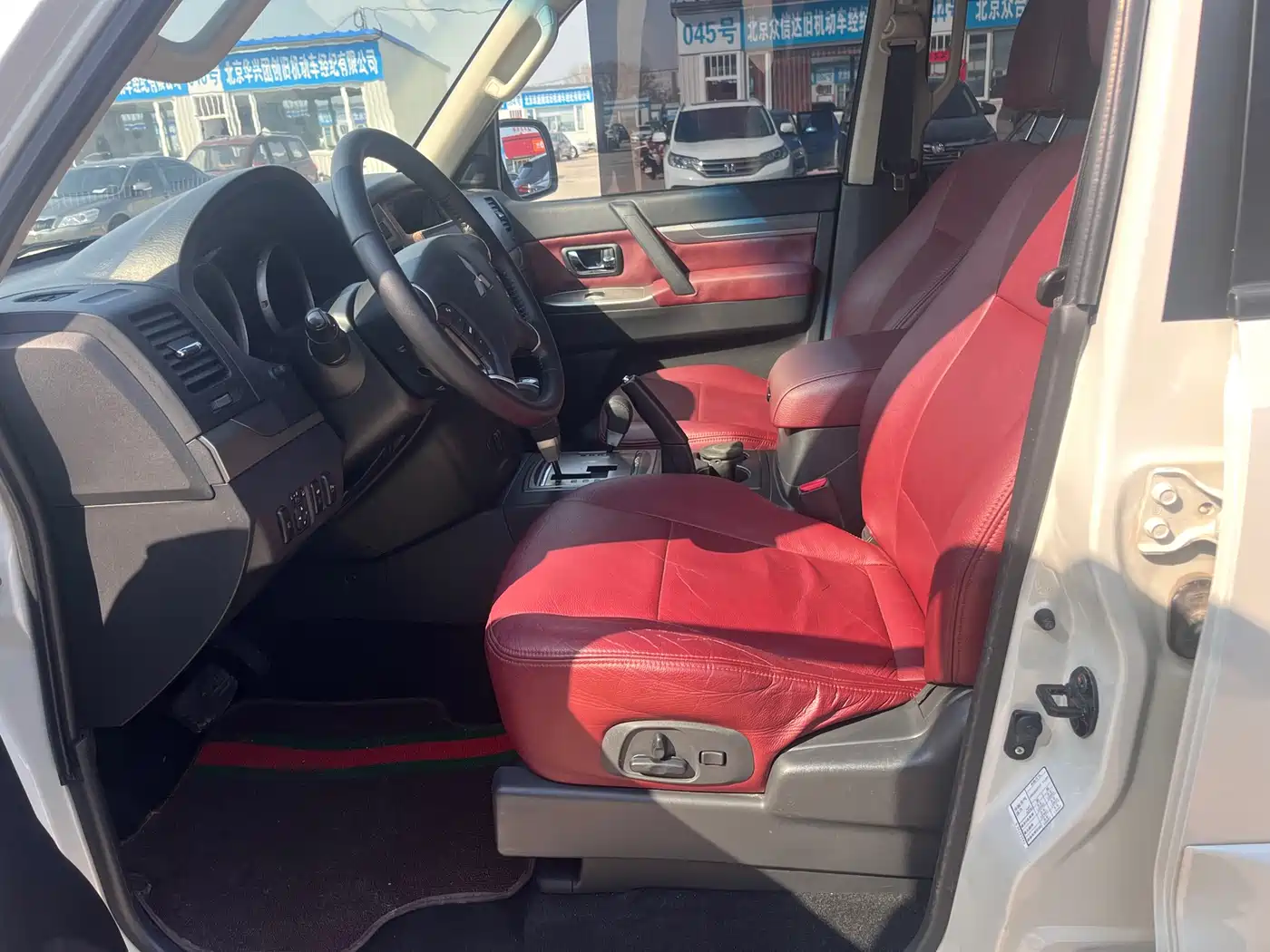 Mitsubishi Pajero (Import) 2016 3.0L Automatic Standard (China V) фото 5