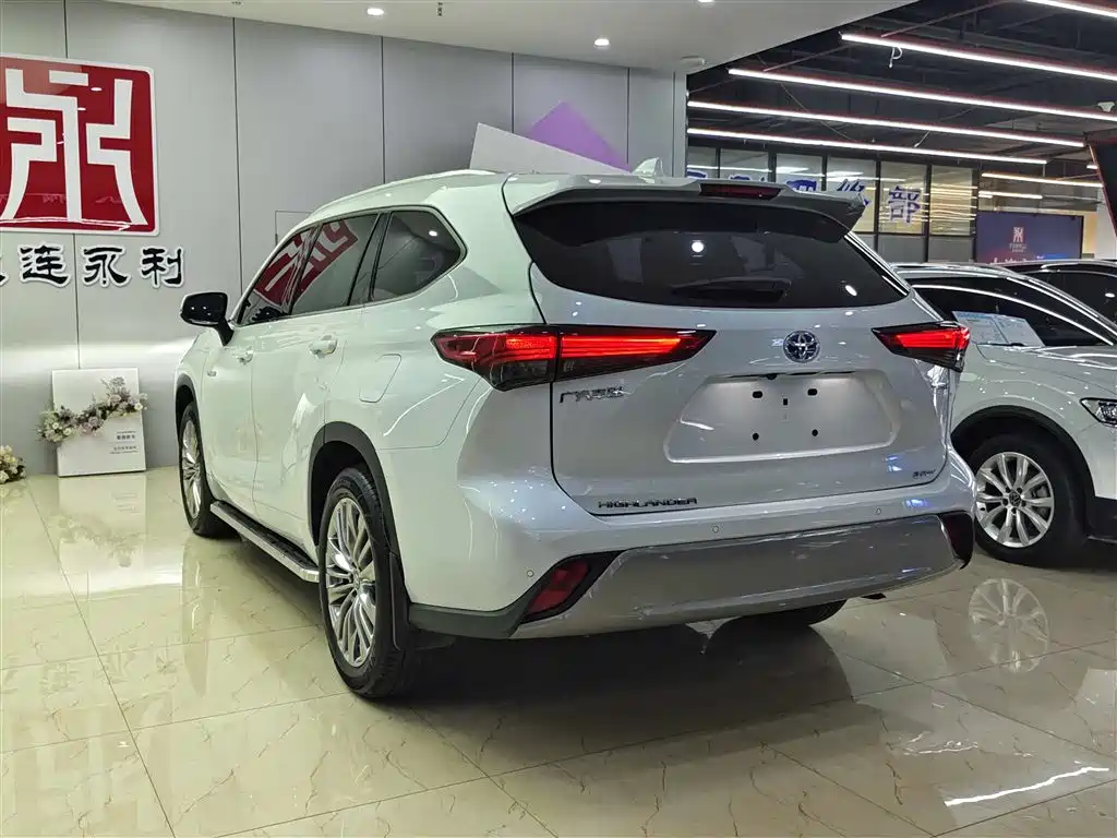 Toyota Highlander 2022 Hybrid 2.5L 4WD Luxury 7-Seater фото 4