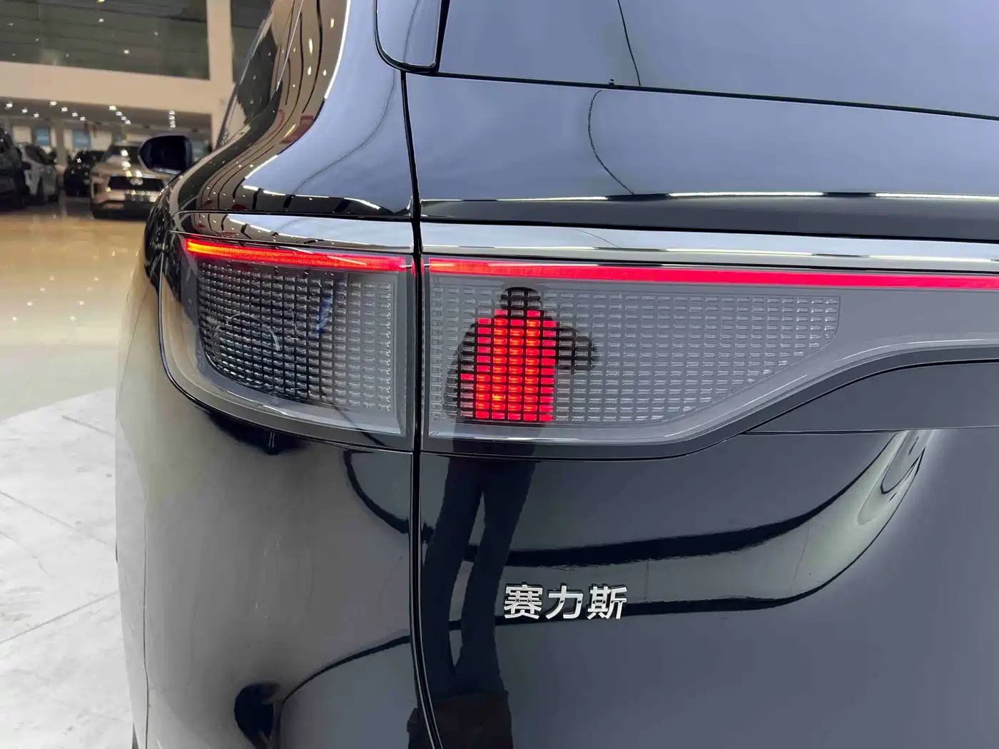 AITO Wenjie AITO M8 2025 Extended Range Ultra 53.4kWh 6-Seater фото 8