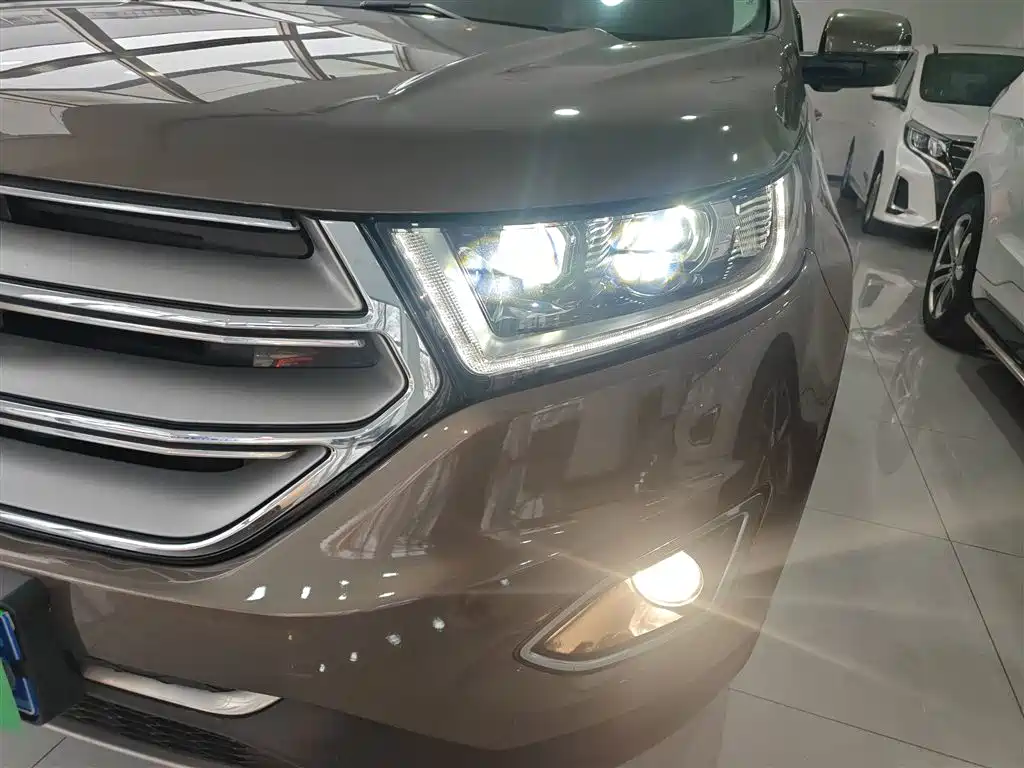 Фото 18 - Ford Edge
