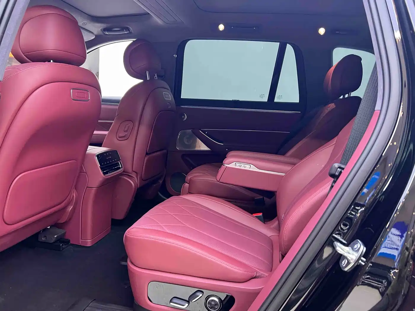 AITO Wenjie AITO M8 2025 Extended Range Ultra 53.4kWh 6-Seater фото 17