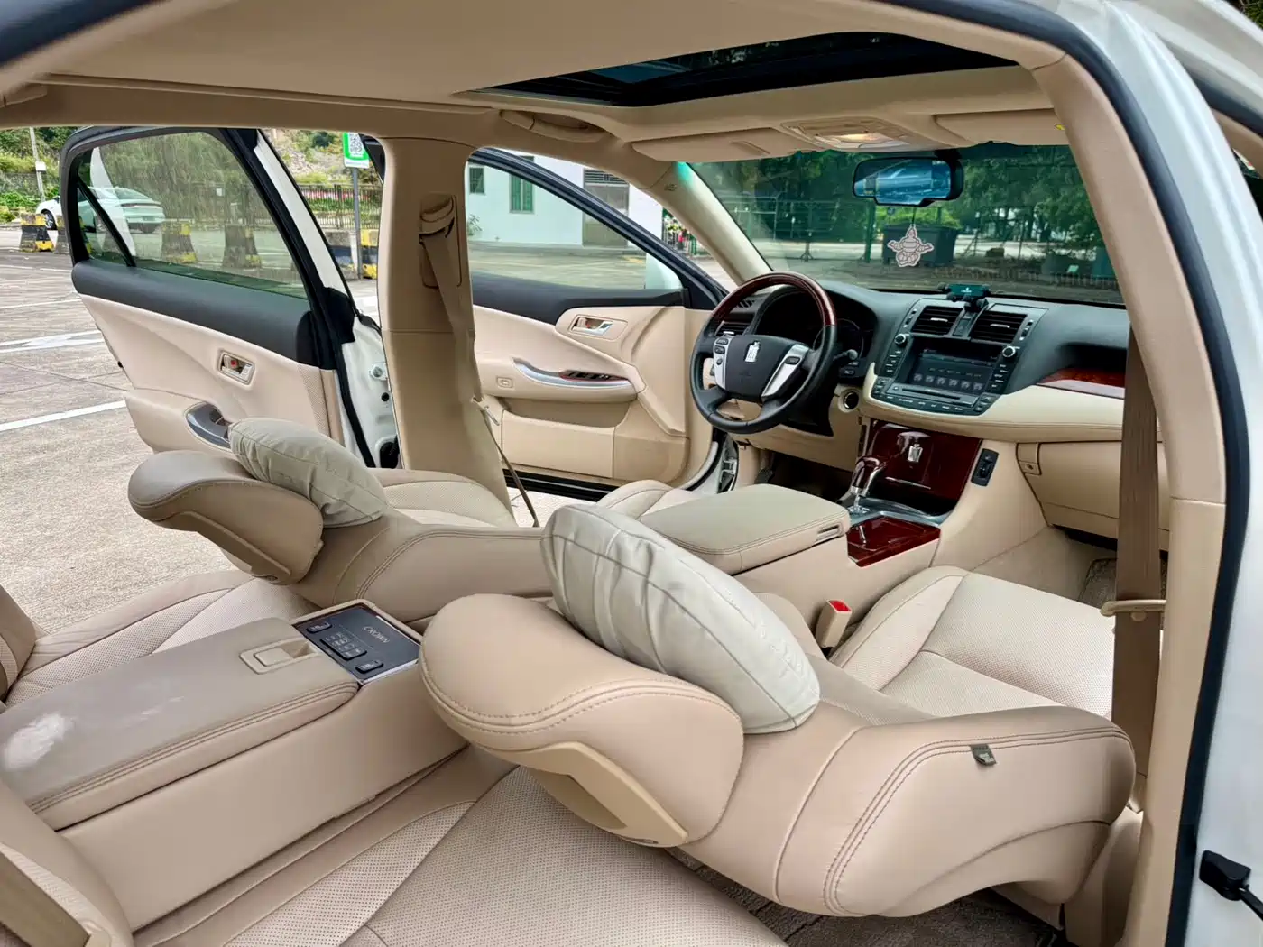 Toyota Crown 2012 2.5L Royal Leather Edition фото 6