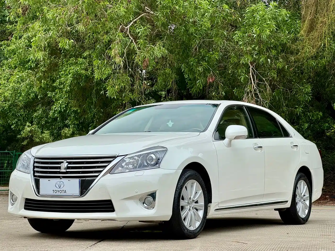 Toyota Crown 2012 2.5L Royal Leather Edition фото 16