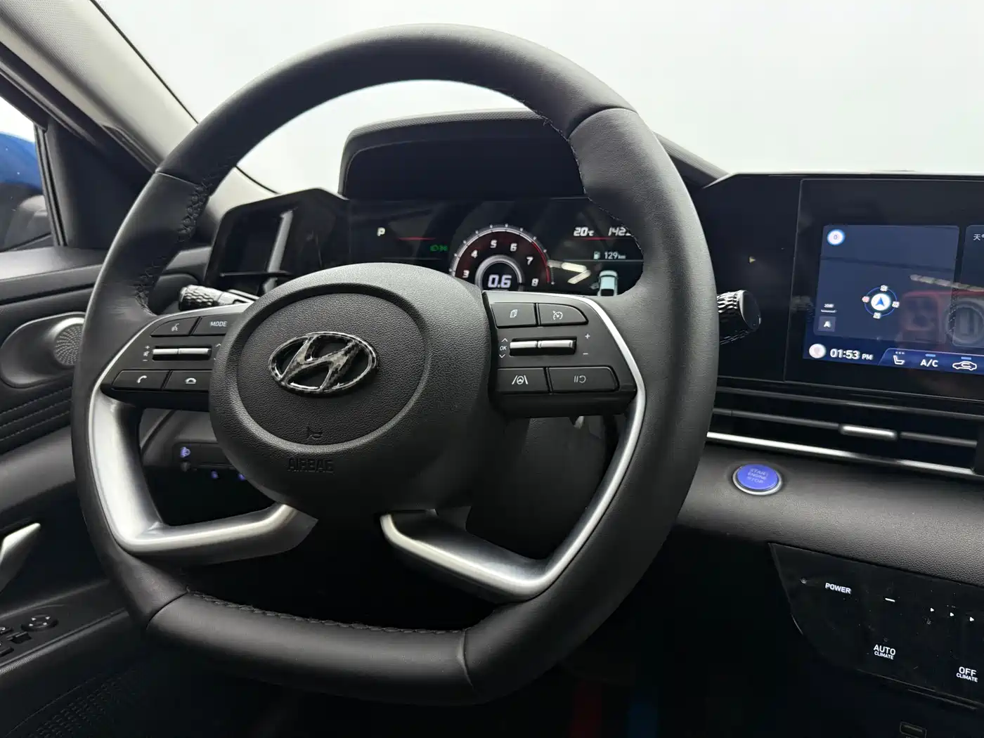 Hyundai Elantra 2022 1.5L CVT LUX Premium Edition фото 12