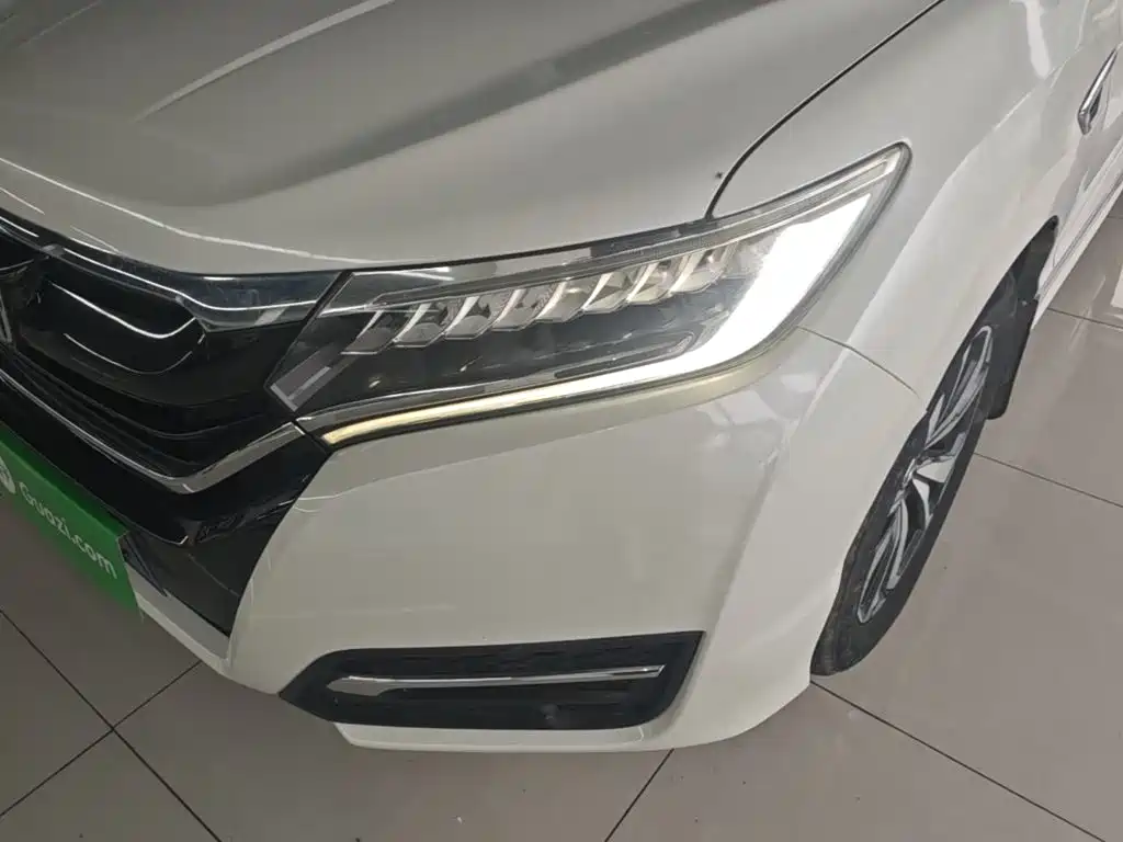Фото 24 - Honda UR-V