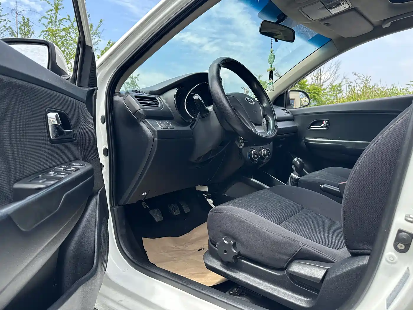 Kia K2 2012 Sedan 1.4L MT TOP Commemorative Edition фото 6