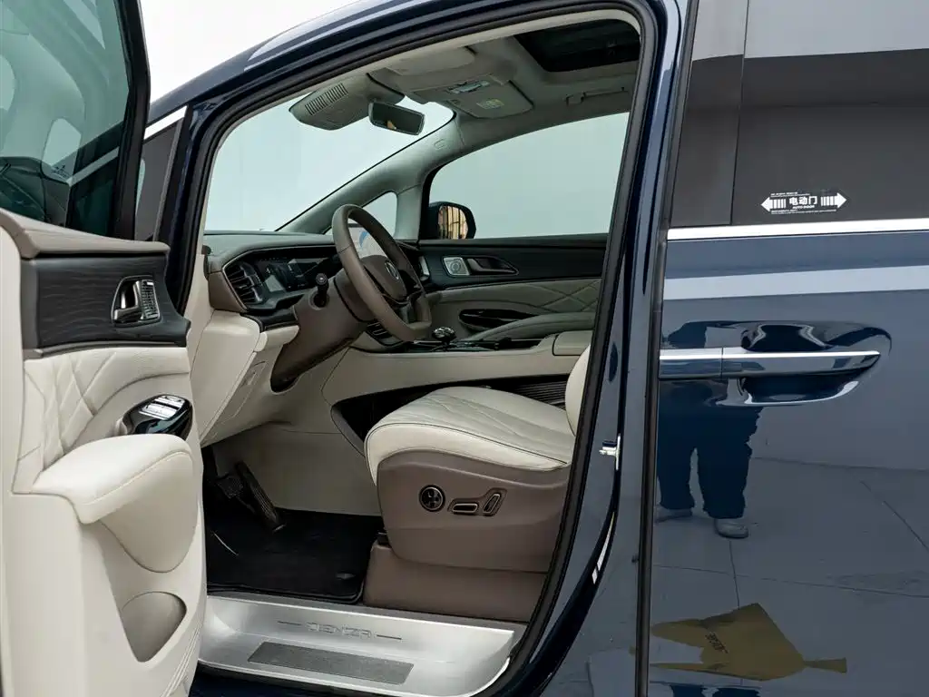 Denza D9 2022 DM-i 970 All-Wheel Drive Honor Edition фото 17