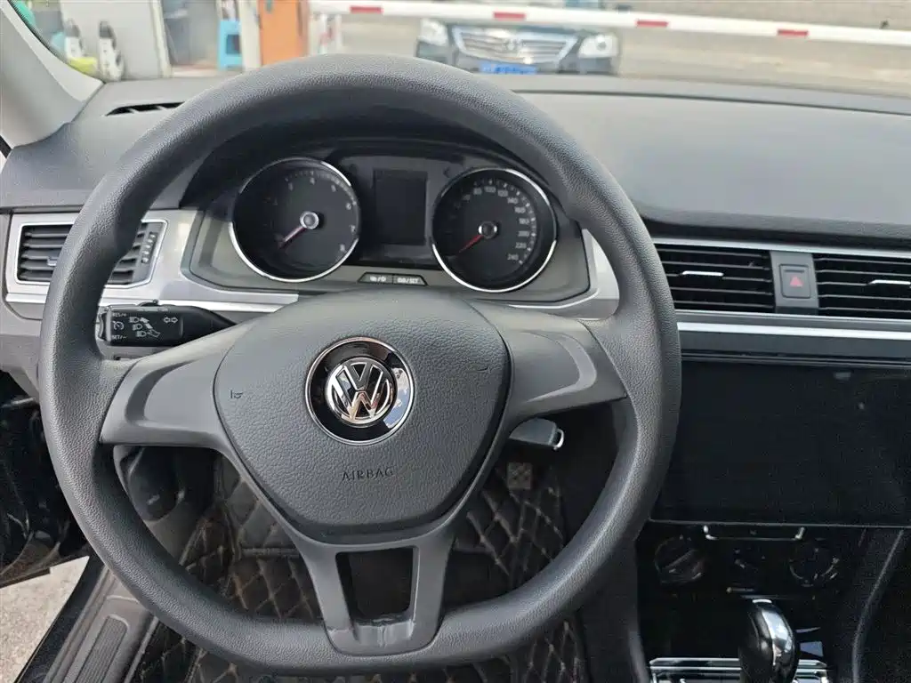 VOLKSWAGEN BORA