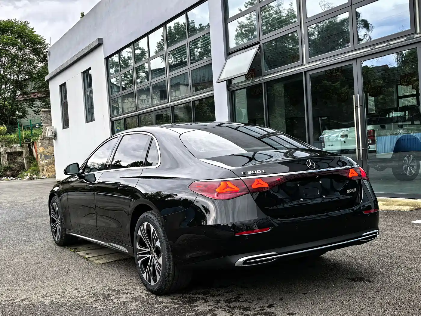 Mercedes-Benz E-Class 2026 E 300 L Luxury фото 12