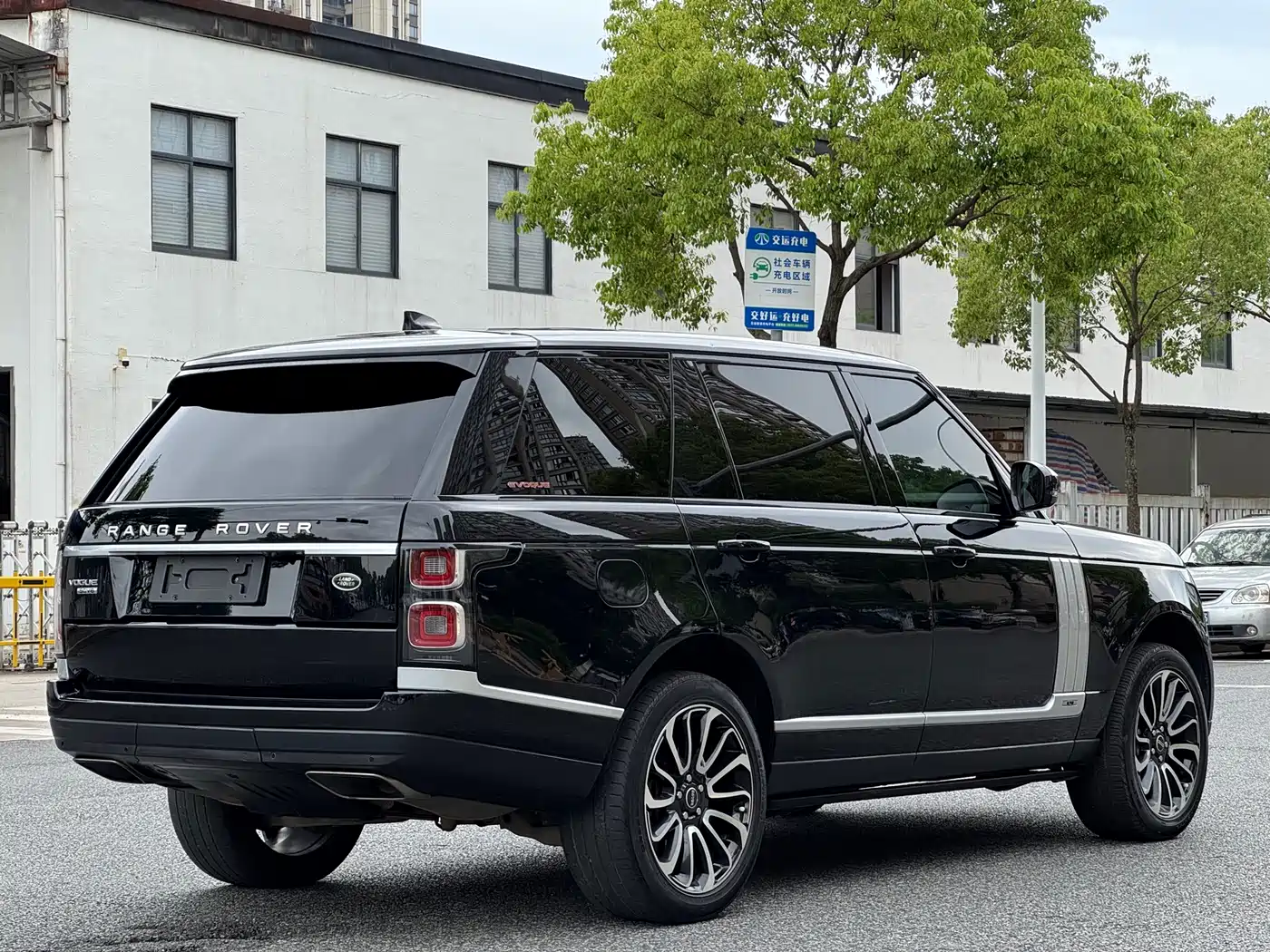 Land Rover Range Rover 2018 3.0 SC V6 Vogue Heritage Extended Edition фото 4