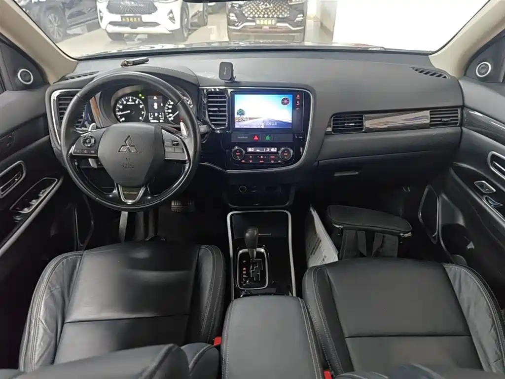 Mitsubishi Outlander 2019 2.4L 2WD Premium Edition 5-seater China V фото 10