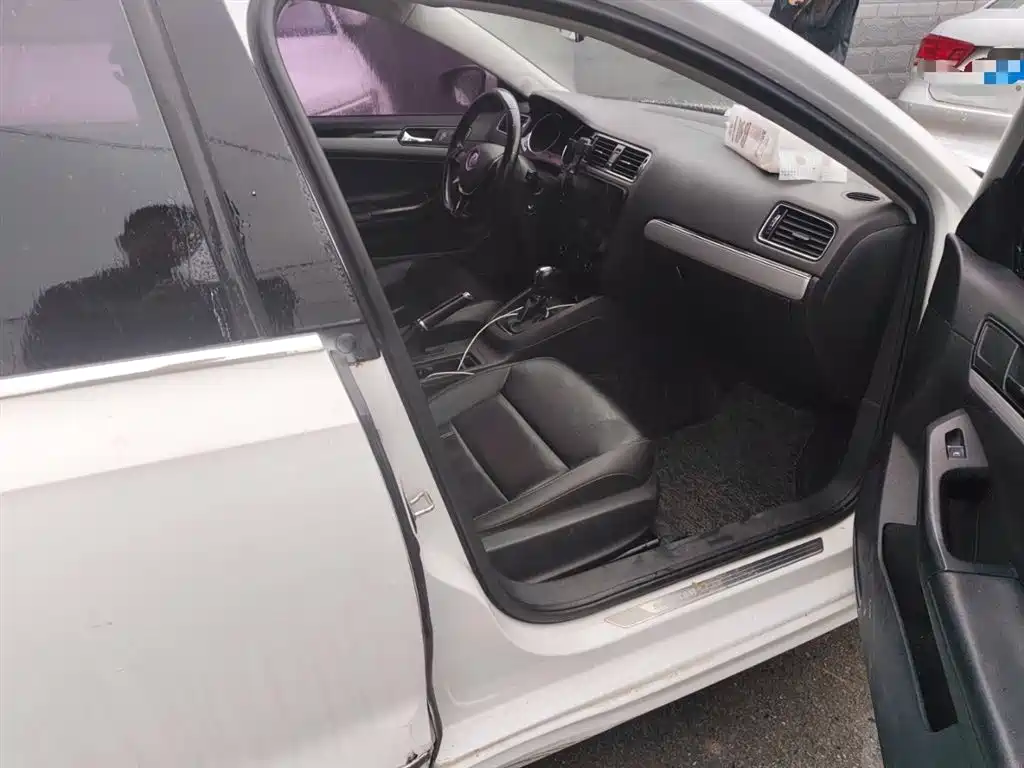 Volkswagen Sagitar 2015 1.6L Automatic Comfort фото 19