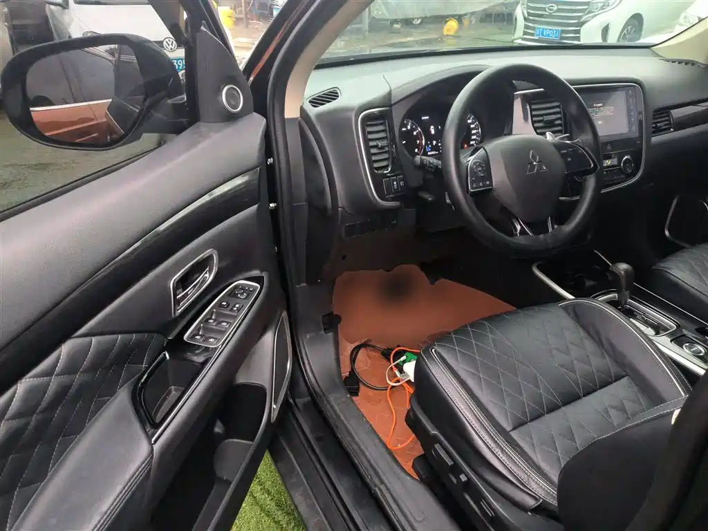 Mitsubishi Outlander 2020 2.4L 4WD Luxury 7-seater фото 13