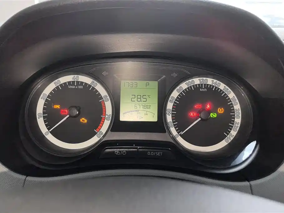 Škoda Fabia 2017 1.4L Auto Forward Edition фото 14