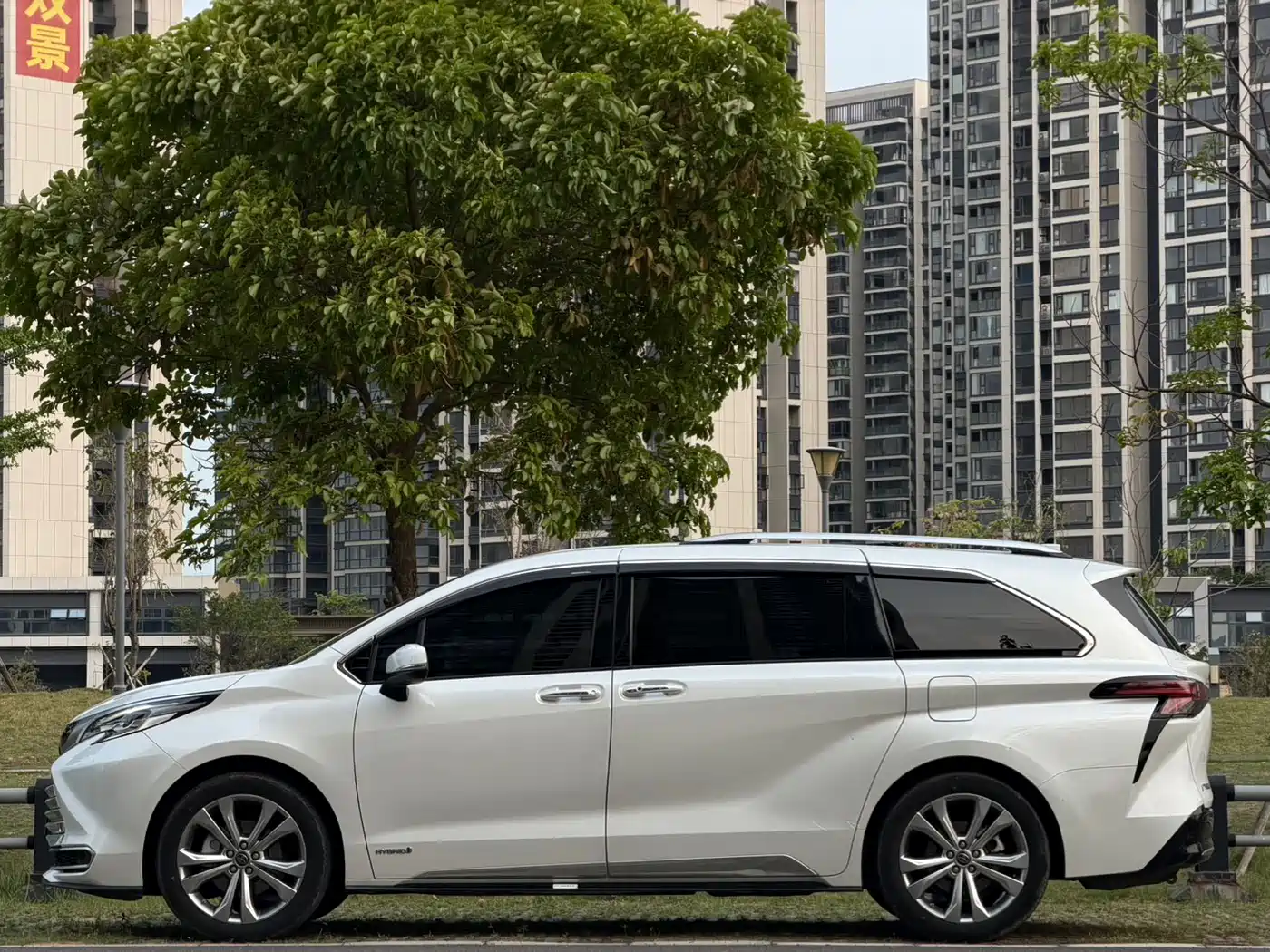 Toyota Sienna 2023 2.5L Hybrid Platinum Edition фото 30