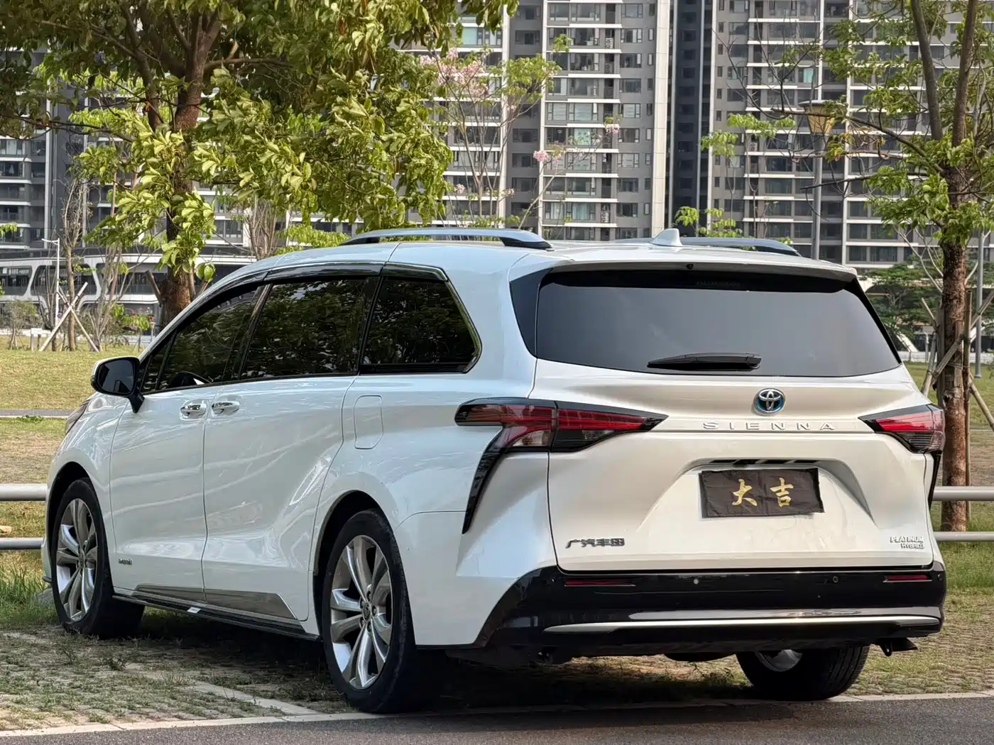 Toyota Sienna 2023 2.5L Hybrid Platinum Edition фото 29