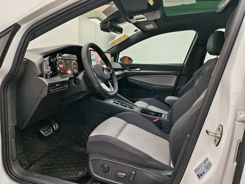 Volkswagen Golf 2025 300TSI R-Line фото 11