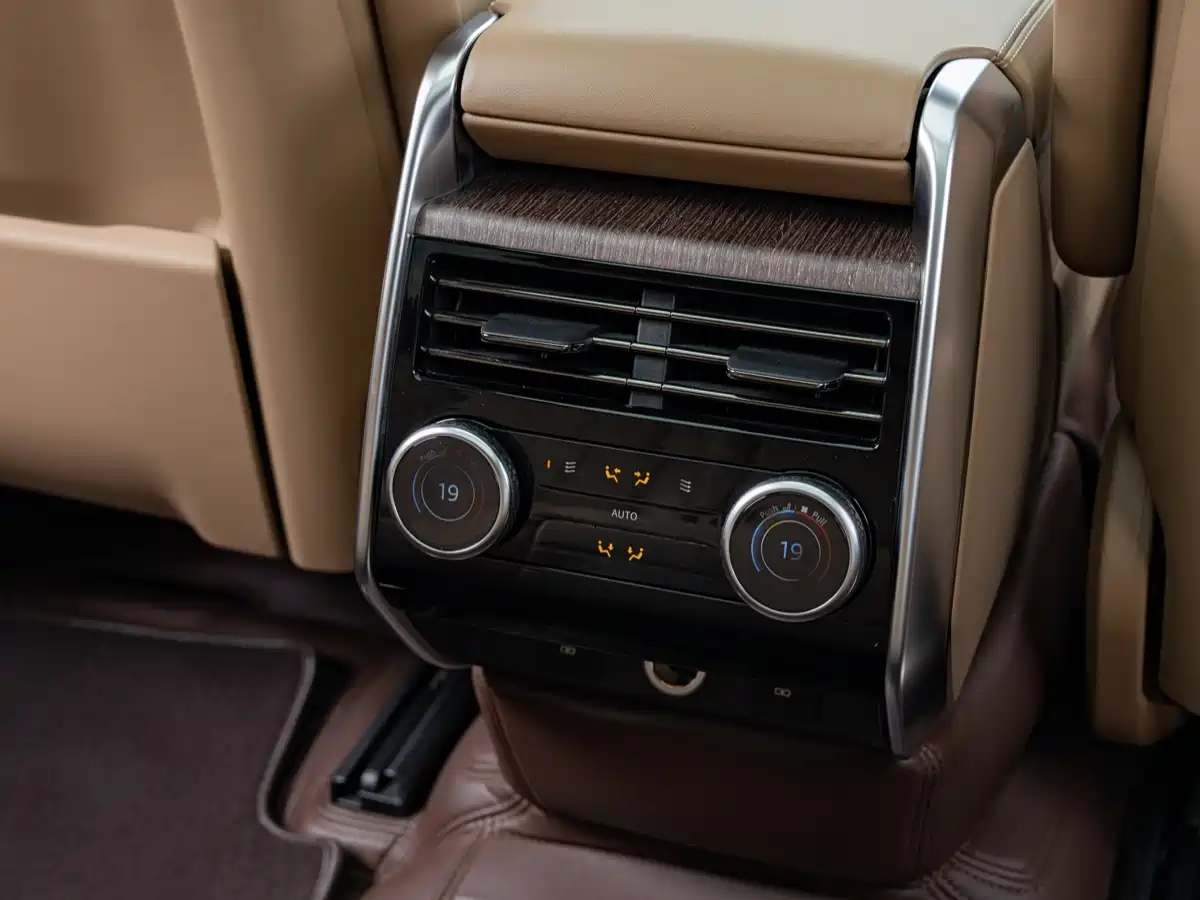 Land Rover Range Rover 2023 3.0 L6 360PS Golden Age Edition фото 22