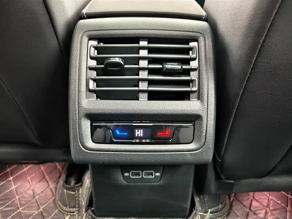 Volkswagen Golf 2025 300TSI R-Line фото 9