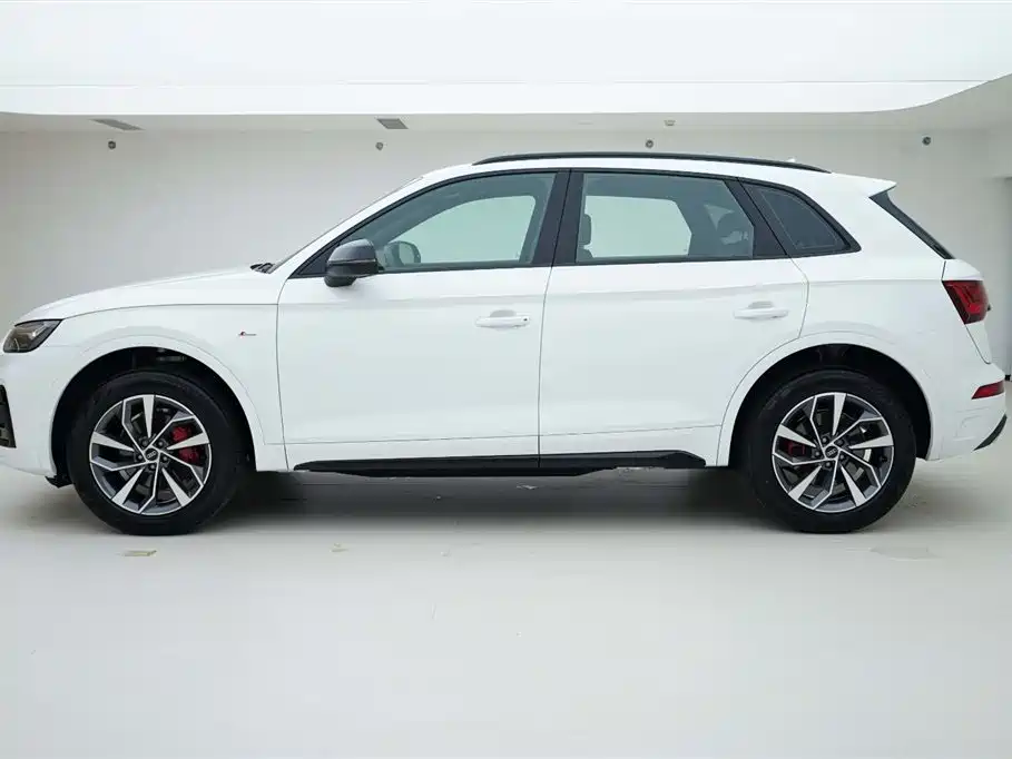 Audi Q5L 2024 Model 40 TFSI Luxury Dynamic фото 3