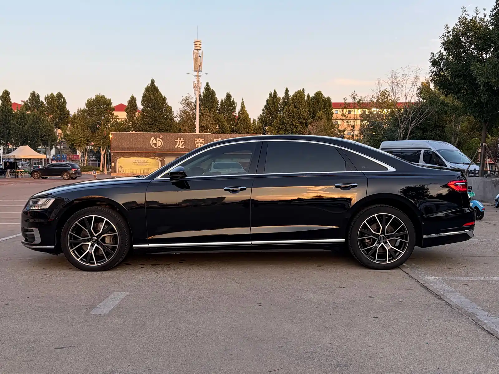 Фото 3 - Audi A8