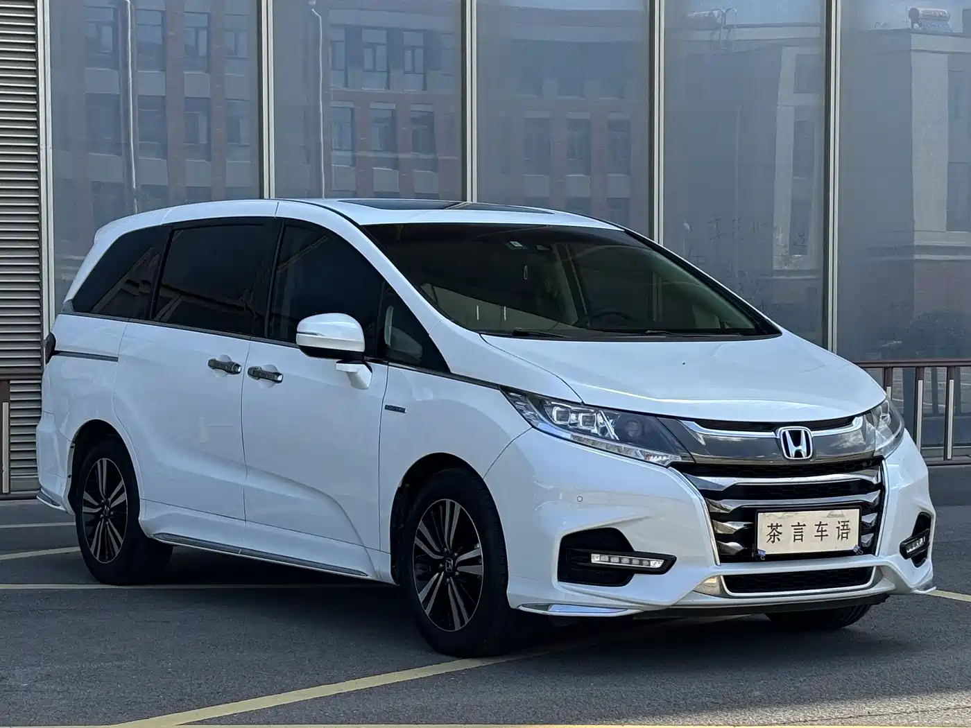 Honda Odyssey 2019 2.0L Sharp·Prestige Edition фото 3