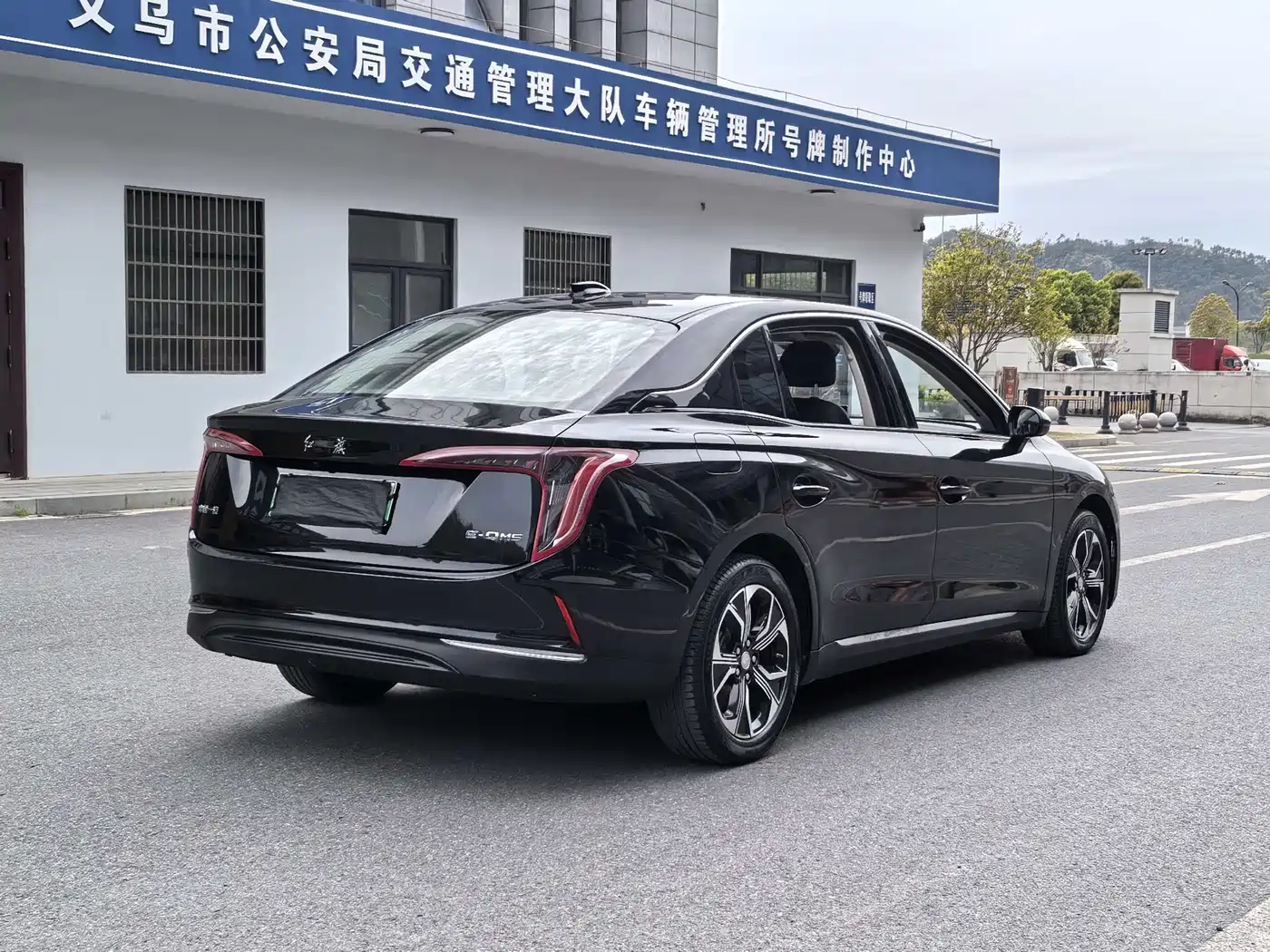 Hongqi HONGQI E QM5