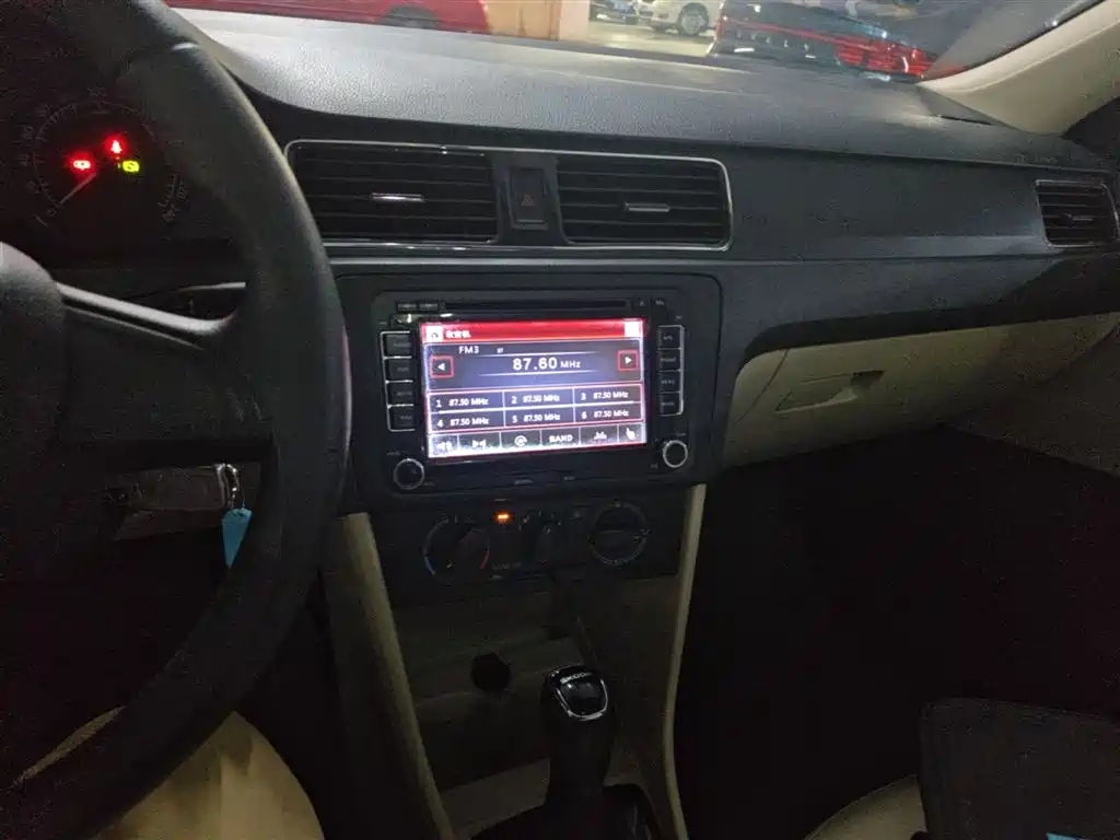 Škoda Rapid 2016 1.6L Automatic Pioneer Edition фото 13