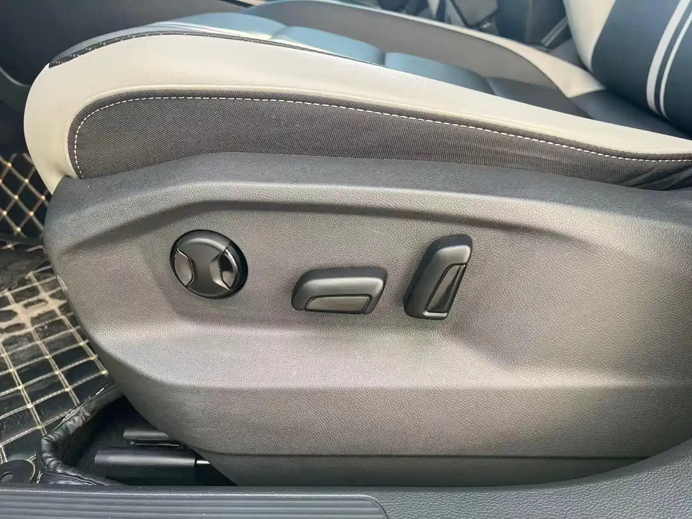 VOLKSWAGEN T ROC EXPLORING SONGS