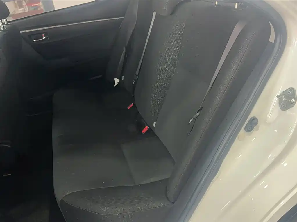 Toyota Corolla 2014 1.6L CVT GL-i фото 8