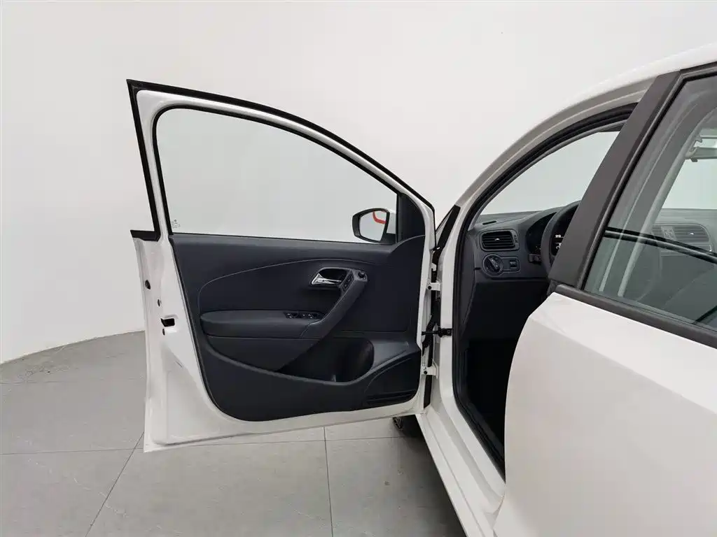 Volkswagen Polo 2016 1.4L Automatic Trend фото 8