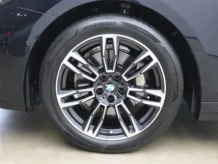 BMW 5 Series 2024 530Li Leading M Sport Package фото 27