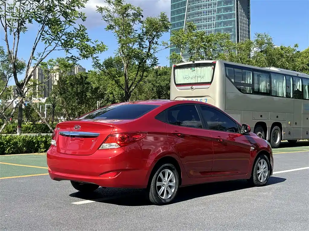 Hyundai Verna 2010 Sedan 1.4L Manual Comfort GS фото 7