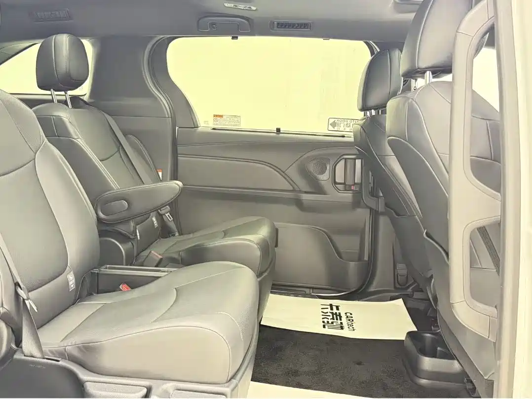 Toyota Granvia 2024 2.5L Hybrid Premium PLUS 4WD Edition фото 16