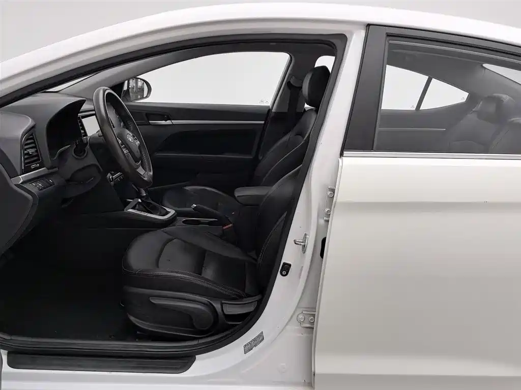 Hyundai Elantra 2018 1.6L Automatic 15th Anniversary Special Edition фото 10
