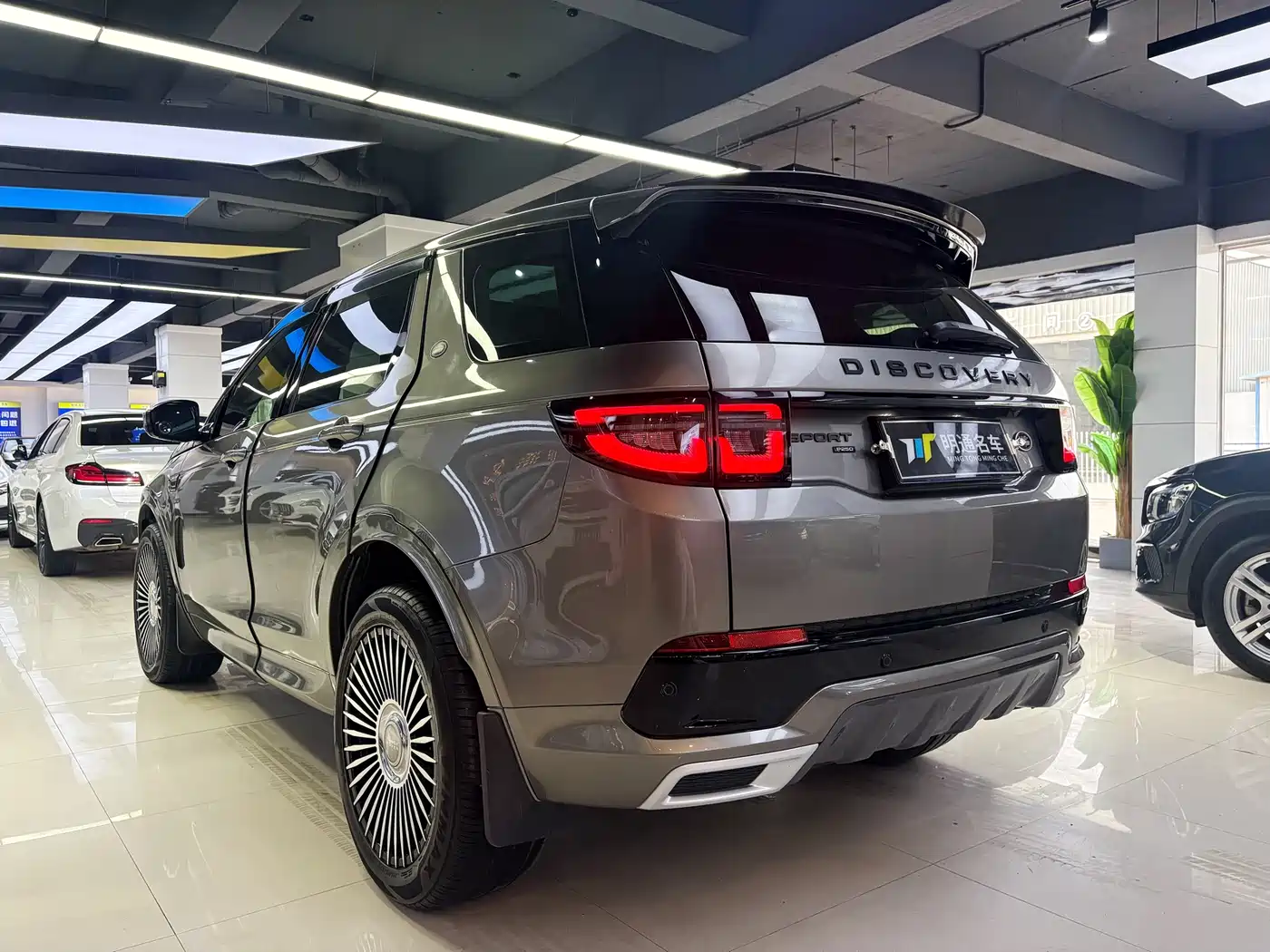 Land Rover Discovery Sport 2022 Model Facelift 249PS R-Dynamic S Performance Edition 5-seater фото 4