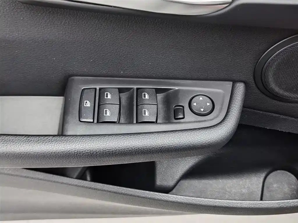 BMW 1 Series 2017 118i Sport фото 9