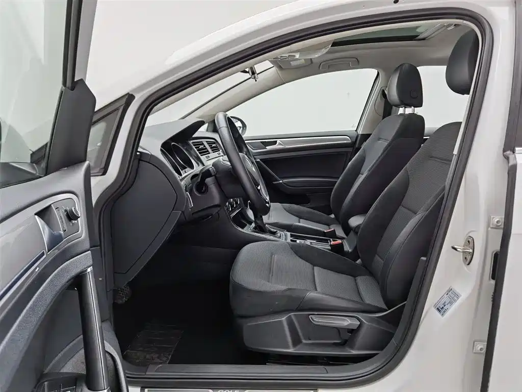 Volkswagen Golf 2018 1.6L Automatic Comfort фото 10