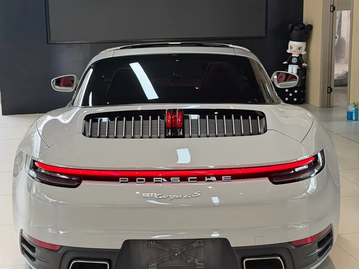 PORSCHE 911