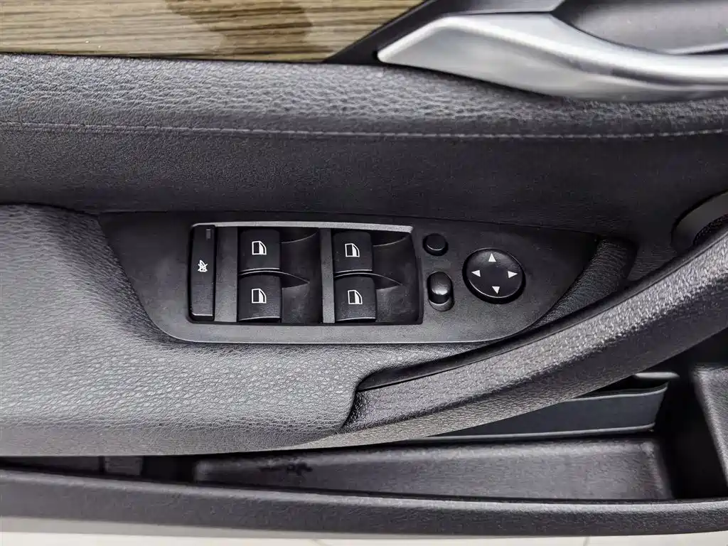 BMW X1 (Import) 2012 xDrive20i фото 9