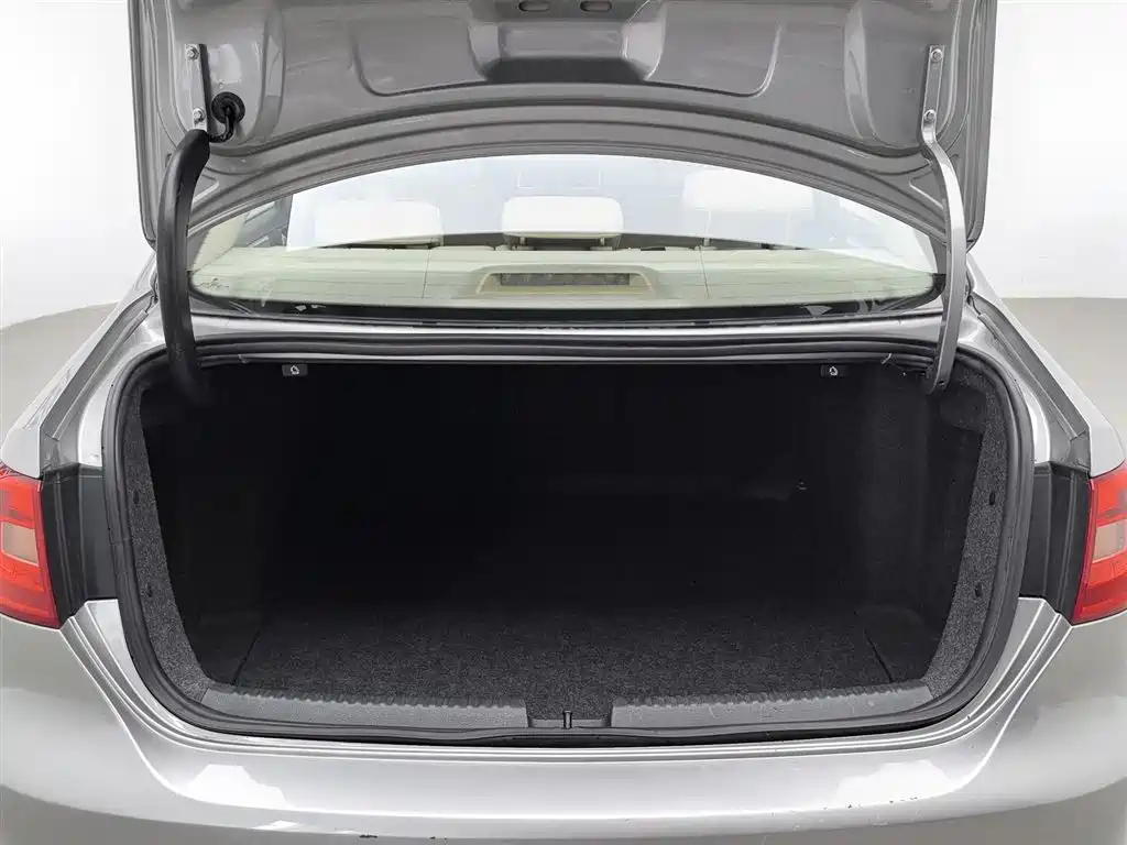 Volkswagen Sagitar 2012 1.6L Automatic Comfort Type фото 16