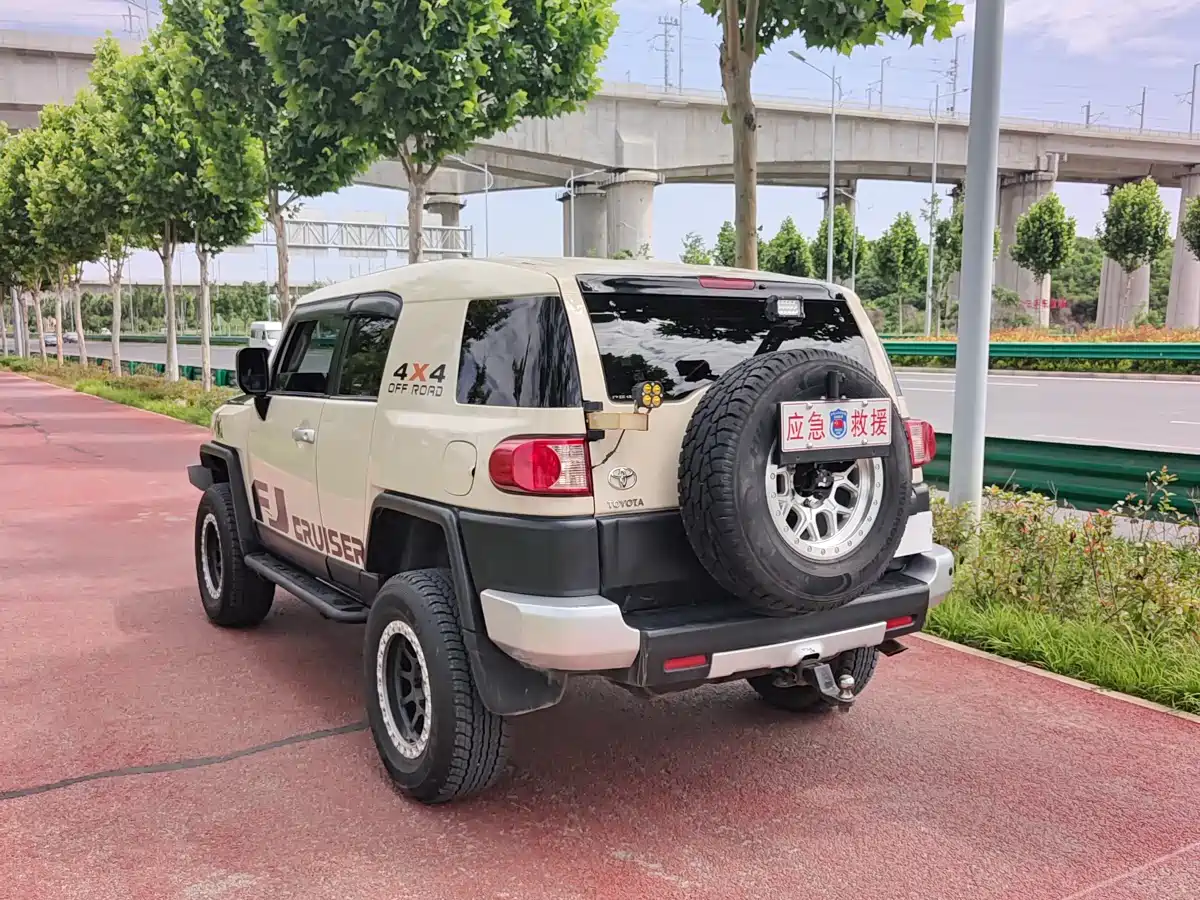 Toyota FJ Cruiser 2013 4.0L фото 4