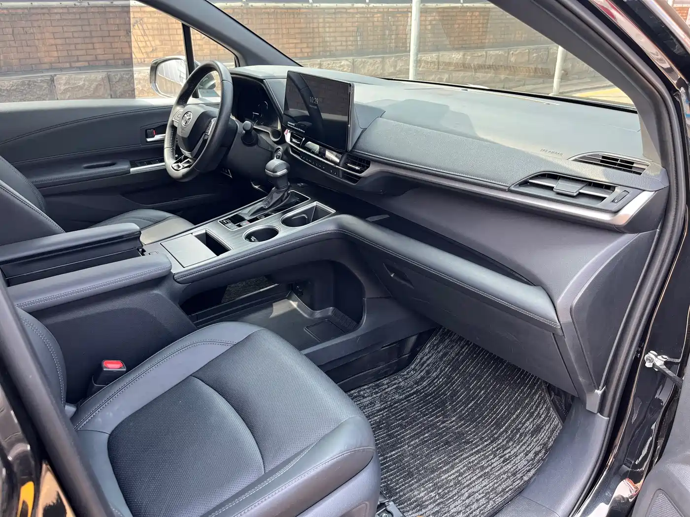 Toyota Sienna 2024 2.5L Hybrid 4WD Premium Edition фото 25