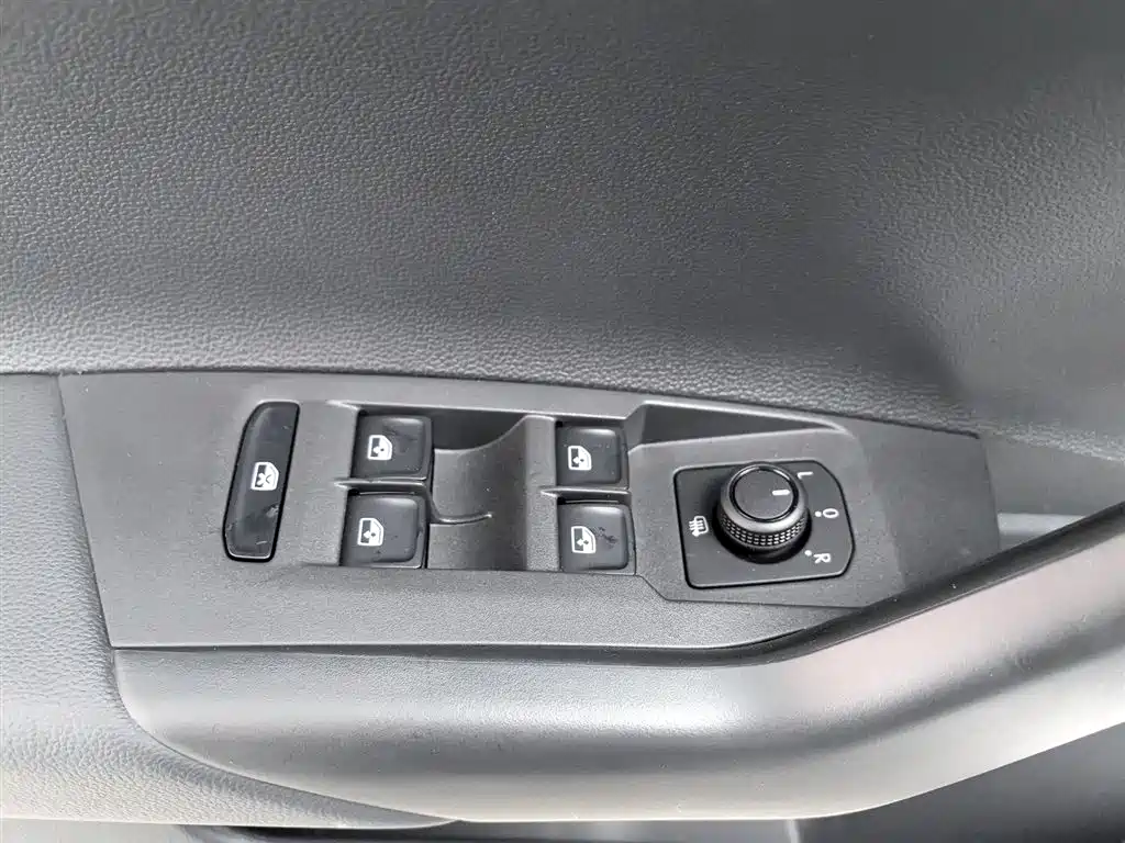 Volkswagen Polo 2023 Facelift Plus 1.5L Auto Chroma Tech Edition фото 9